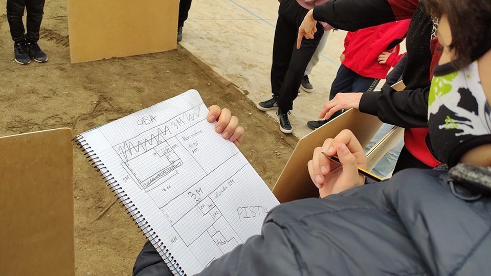 Els alumnes de l'escola Arnau Berenguer del Palau contrueixen un galliner @ArnauBerenguer