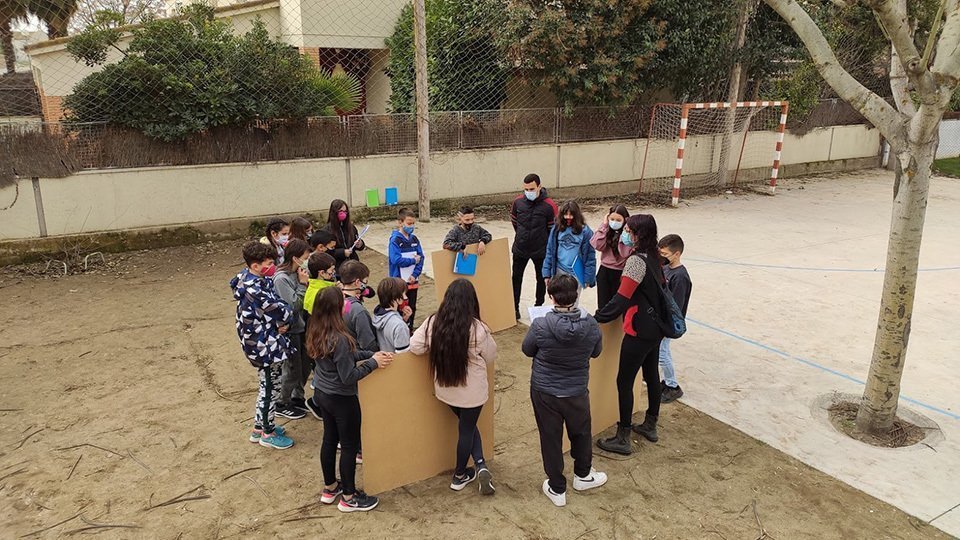 Els alumnes de l'escola Arnau Berenguer del Palau contrueixen un galliner @ArnauBerenguer