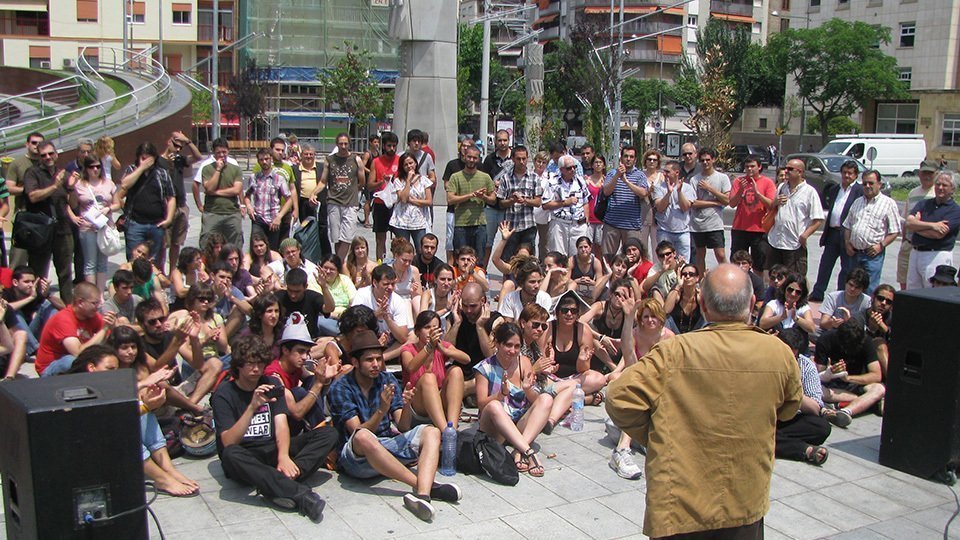 Arcadi Oliveres a la plaça Ricard Viñes moviment del 15M @ONGD