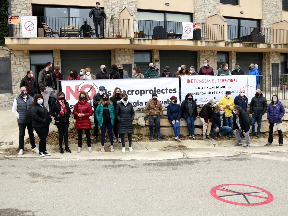 Pla de grup dels membres de la Xarxa Segarrenca per la Sobirania Energètica que han participat al primer acte de mobilització contra els parcs eòlics que hi ha projectats a la zona que s'ha fet a Rubinat, el 10 d'abril de 2021. (Horitzontal)