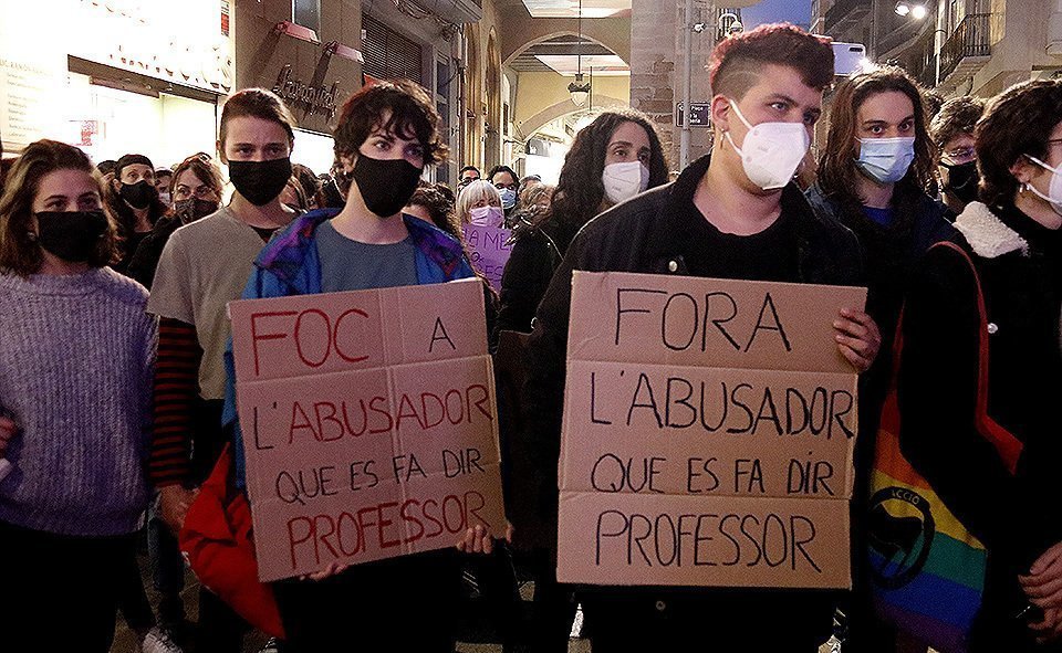 Pla mitjà de dos participants amb pancartes durant la concentració per denunciar els casos d'abusos sexuals a l'Aula de Teatre de Lleida, el 5 de març de 2021. (Horitzontal)