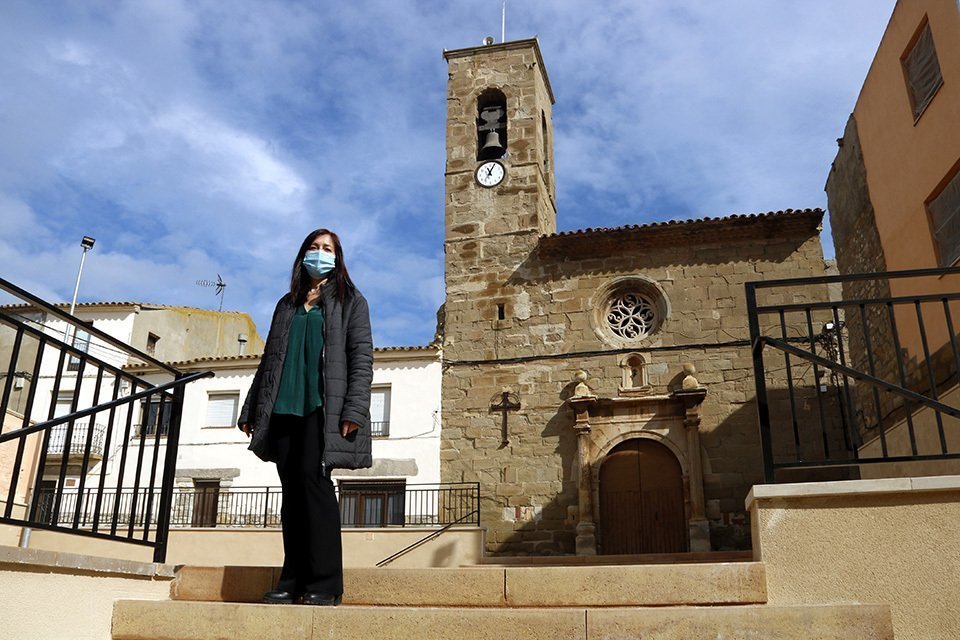 L'alcaldessa de Bellmunt d'Urgell, Sònia Valero, al centre del municipi. (Horitzontal)