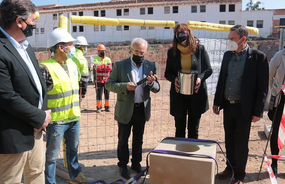 Pla sencer de la presidenta del Parlament, Laura Borràs, amb l'alcalde de les Borges Blanques, Enric Mir, i el president del Consell de les Garrigues, Jaume Setó, amb la primera pedra de l'arxiu comercal, el 16 d'abril del 2021. (Horitzontal)