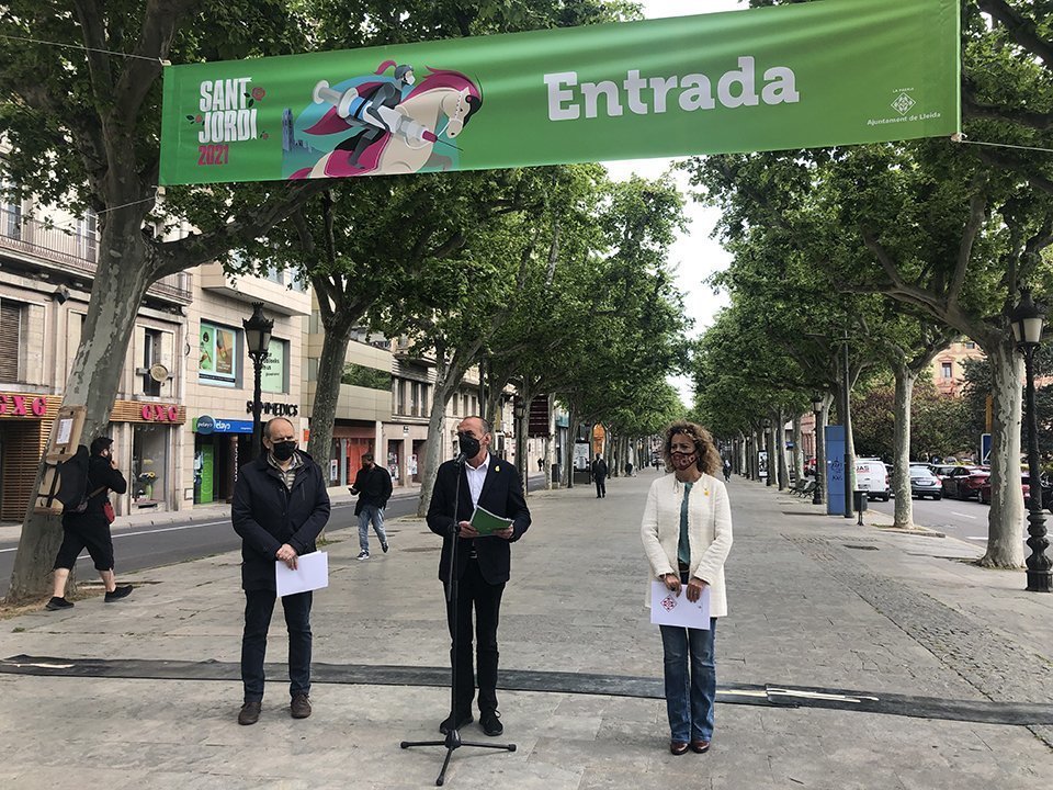 Miquel Pueyo, amb els regidors Jaume Rutllant i Marta Gispert, durant la presentació dels actes de Sant Jordi