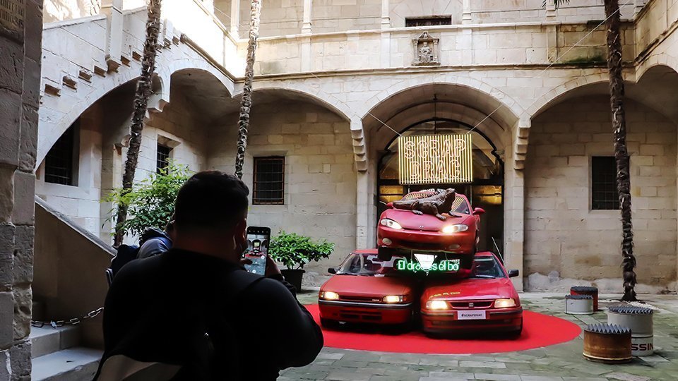 El drac de la ferralla al pati de l'IEI per commemorar Sant Jordi @IEI