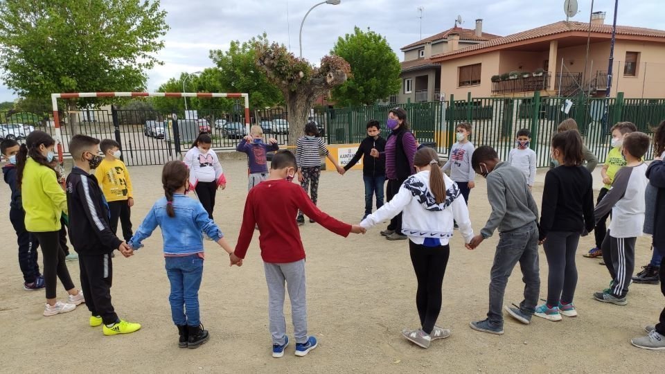 Alumnes de l'escola Ignasi Peraire ballant sardanes - Agrupació Sardanista Mollerussa