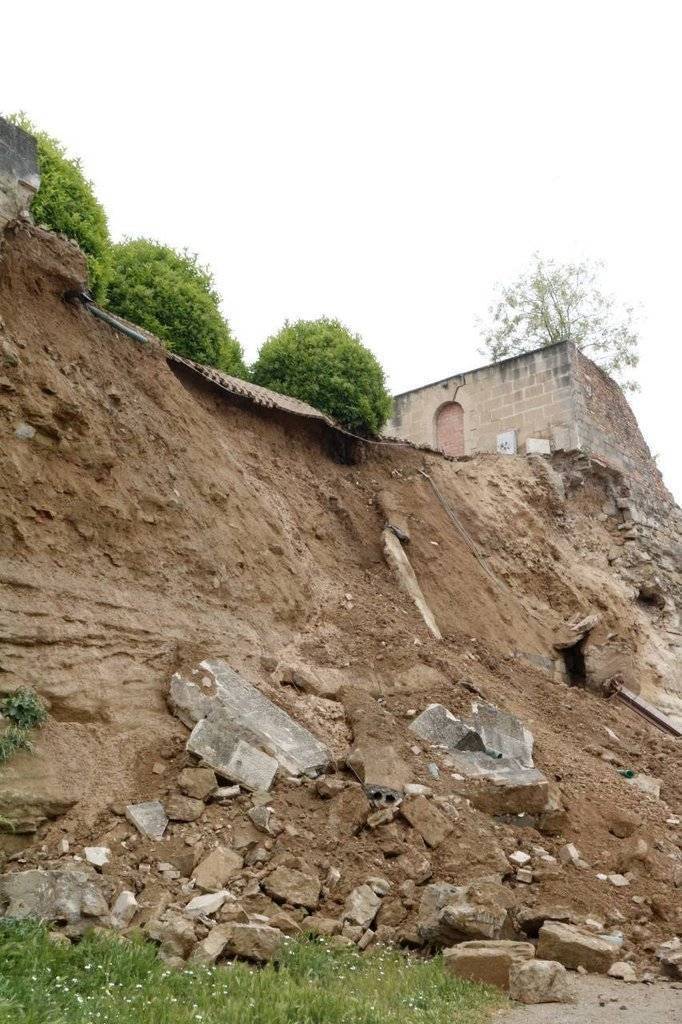 Laura CortésPla obert de la part del mur de la Seu Vella que ha caigut. Imatge del 27 d'abril de 2021. (Horitzontal)