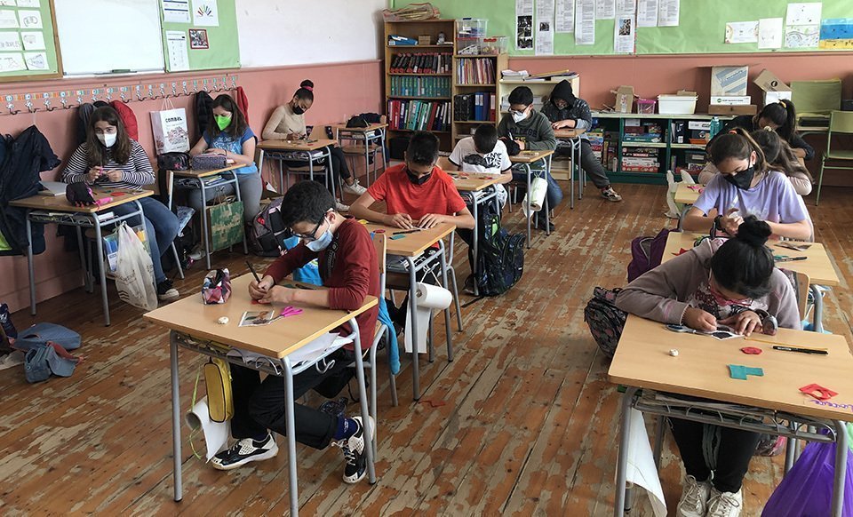 Alumnes del col·legi Joan XXIII de les Borges fan un taller de Sant Jordi