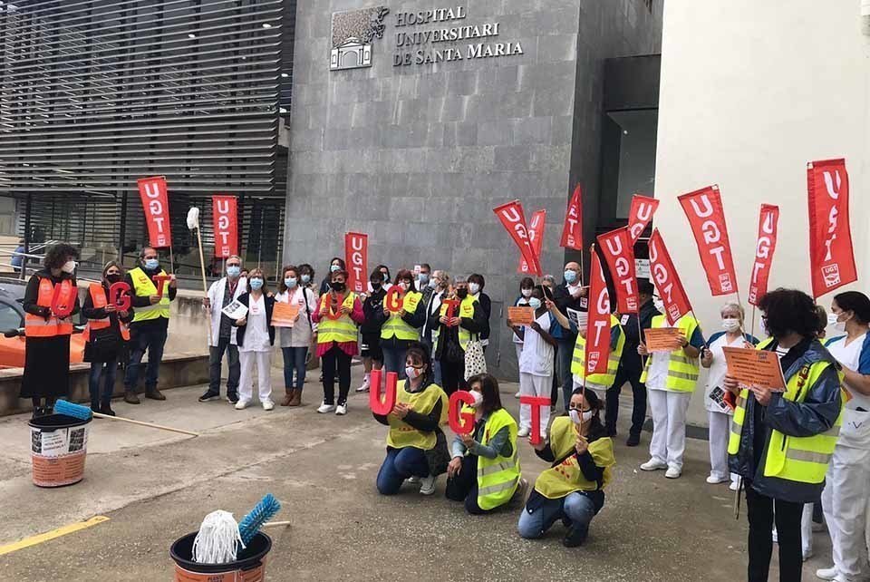Concentració dels treballadors de la neteja a l'Hospital Santa Maria