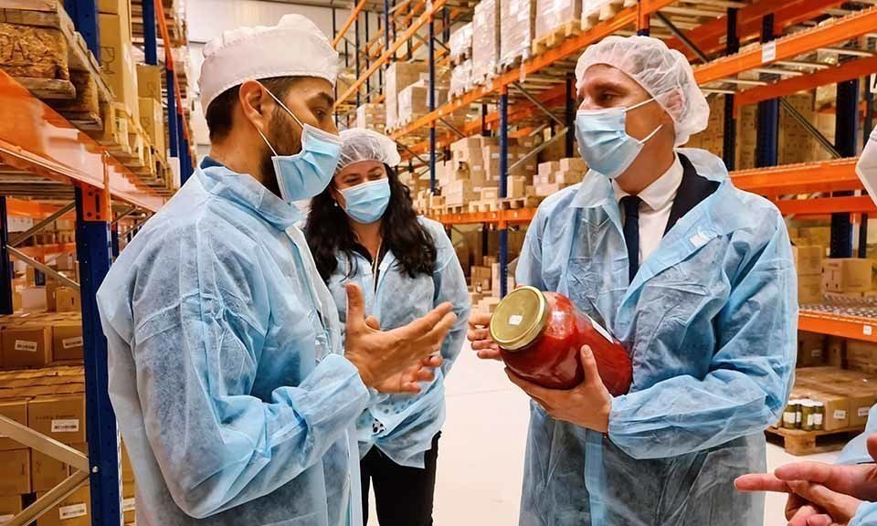 Visita de José Crespín a l'empresa Cal Valls de Vilanova de Bellpuig