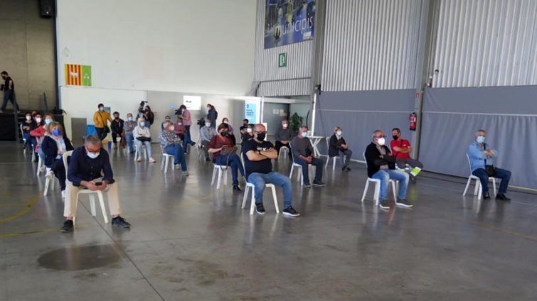 Persones esperant a rebre la dosi de vacuna a les Borges @Salut