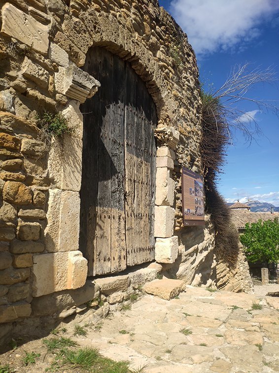 La porta d'entrada a la Col·legiata de Sant Pere d'Àger