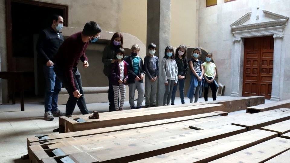 Un grup d'alumnes de l'escola Arrels de Solsona observen els tubs de l'orgue de la catedral. Maig de 2021. (Horitzontal) - Mar Martí