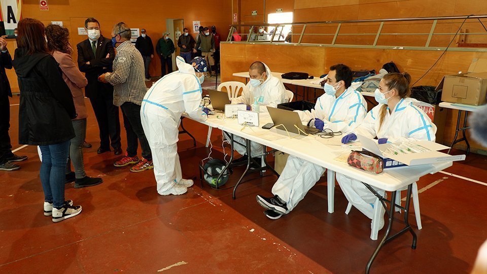 Cribratges als treballadors temporers de la campanya a Aitona