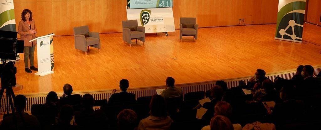 La consellera Teresa Jordà en la presentació de la jornada @Territoriscat