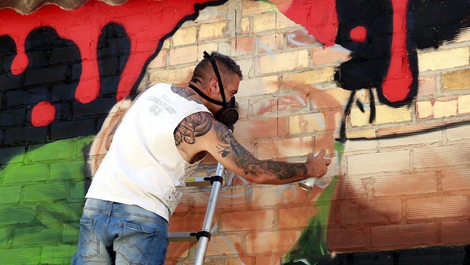 Dil pintant un mural a Penelles en el marc del Gargar @AnnaBerga