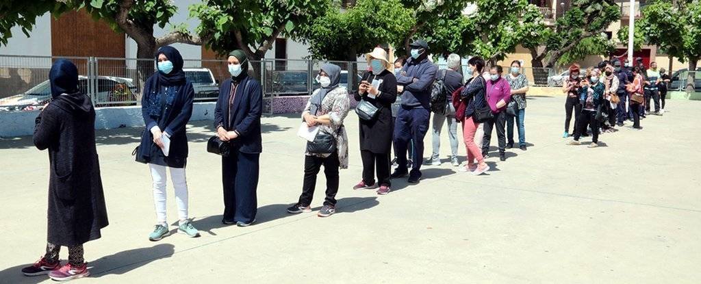 Cua de treballadors esperant per vacunar-se a Soses @SalvadorMiret