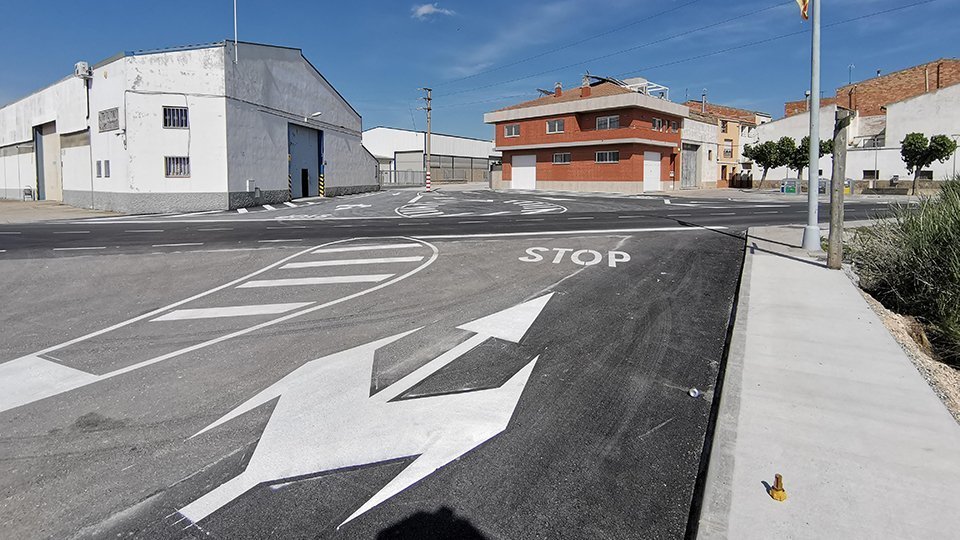 Imatge de la nova senyalització horitzontal de Vilanova de Bellpuig @AJVilanova 1