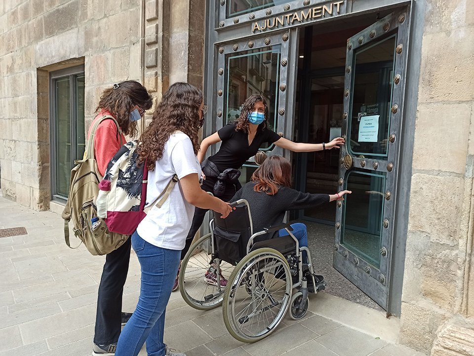 Els joves estudien l'accessibilitat des de les cadires de rodes @Alba