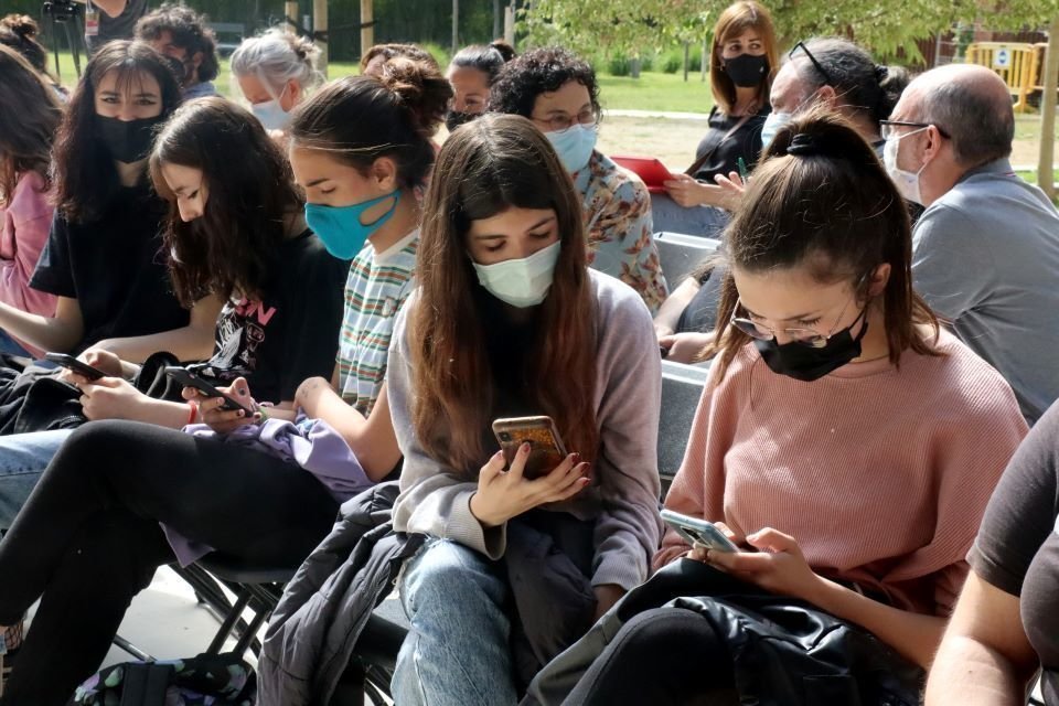 Mar MartíEl públic de 'Container' interactuant a través del telèfon mòbil durant l'espectacle. 28 de maig de 2021. (Horitzontal)