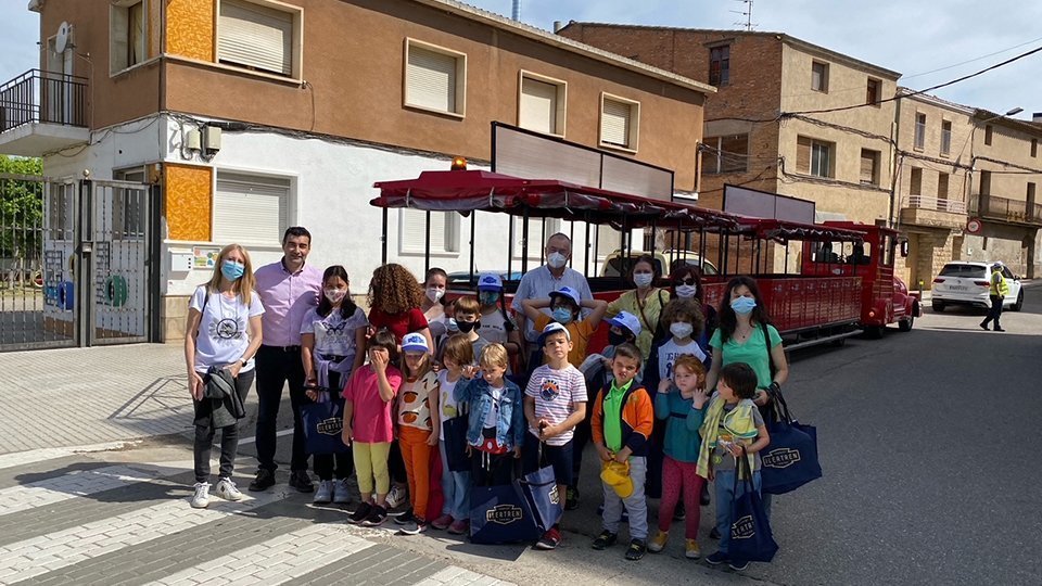 Els escolars del Roser viatgen en el tren @AjTorre-serona