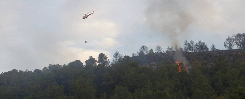 Un helicòpter sobrevola un l'incendi @Bombers