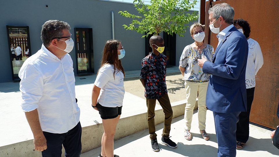 El conseller Josep Gonzáles-Cambray saluda al claustre i alumnes d'Almenar @JosepA.Pérez