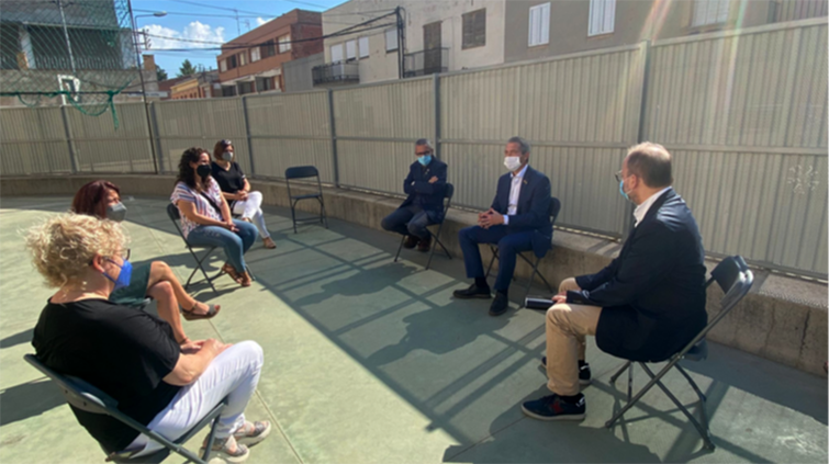Reunió conseller Cambray amb l'alcalde Rafel Panadés, escola El Roser