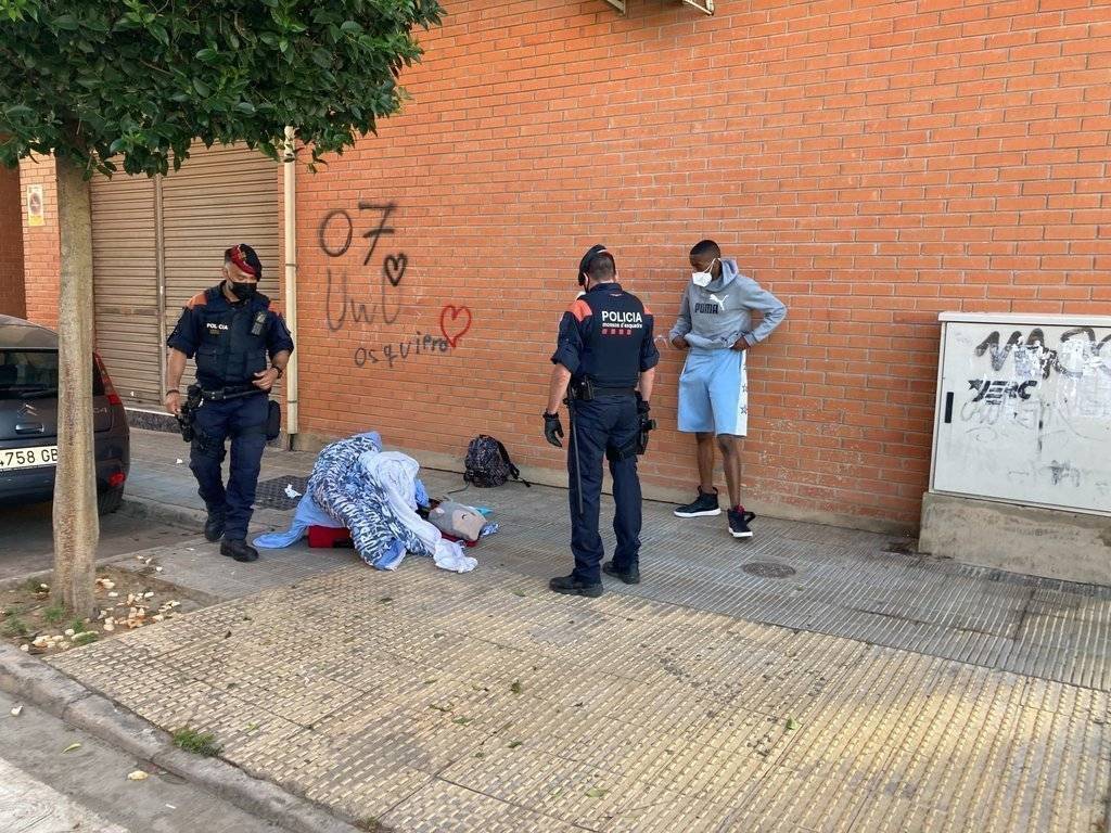 Salvador MiretPla obert d'una de les primeres persones desallotjades d'un edifici del barri de la Bordeta, acompanyada de Mossos. Imatge del 10 de juny de 2021. (Horitzontal) Foto en Alta