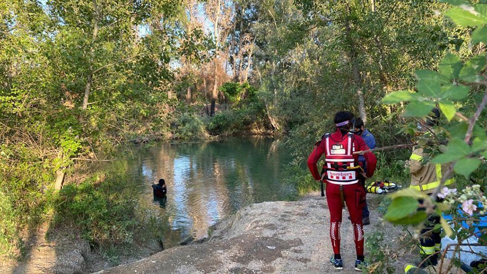 El Grup d'Actuacions Especials dels Bombers rastrejant el riu @AjLleida