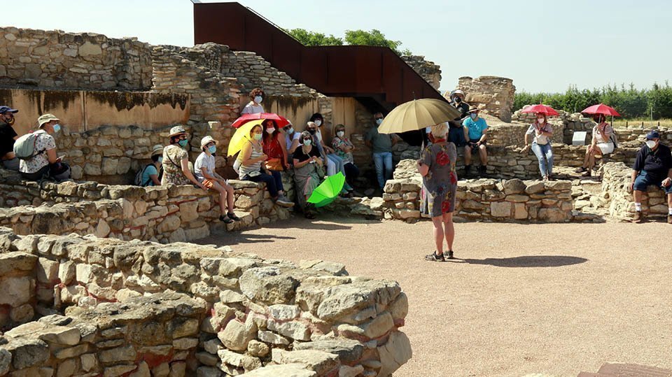 Un grup de persones durant una visita guiada als Vilars d'Arbeca @AnnaBerga