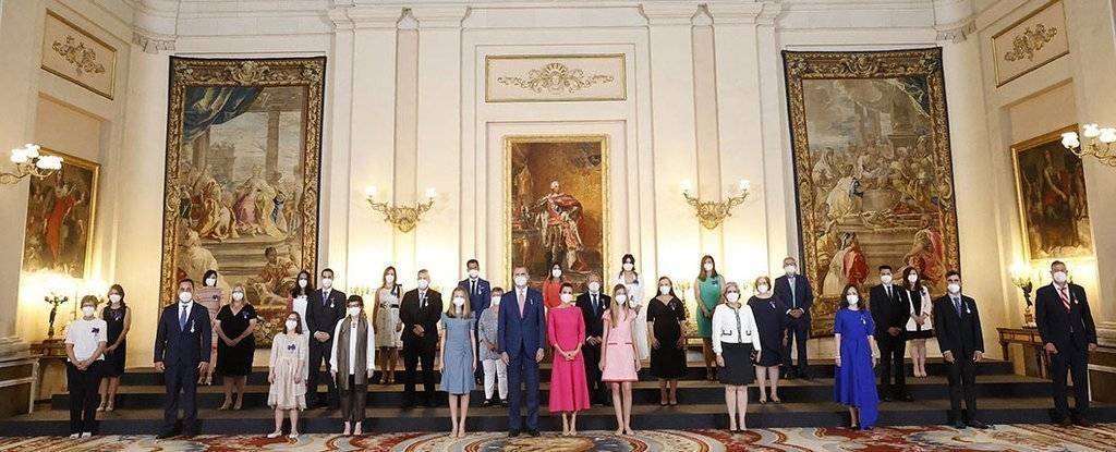 El Rei Felip VI amb els guardonats amb la Medalla de l'Orde del Mèrit Civil @CasaReial