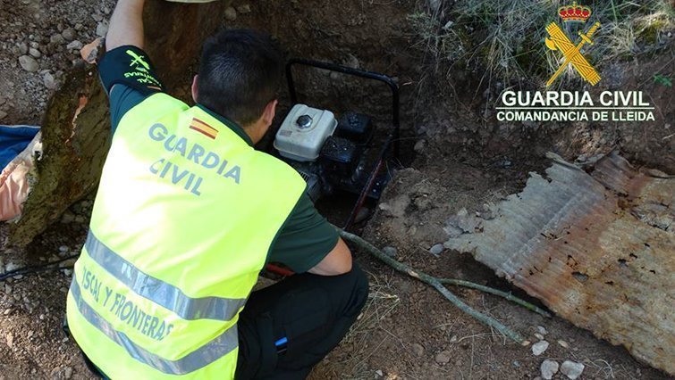 Agents de la Guárdia Civil amb la drogra localitzada @OPC