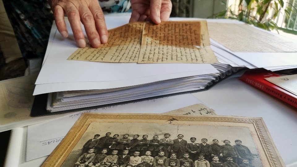 L'única fotografia que la Maria Teresa Curià conserva del seu pare. Al fons, una de les seves darreres cartes. Fotografia: Cristina Mongay.