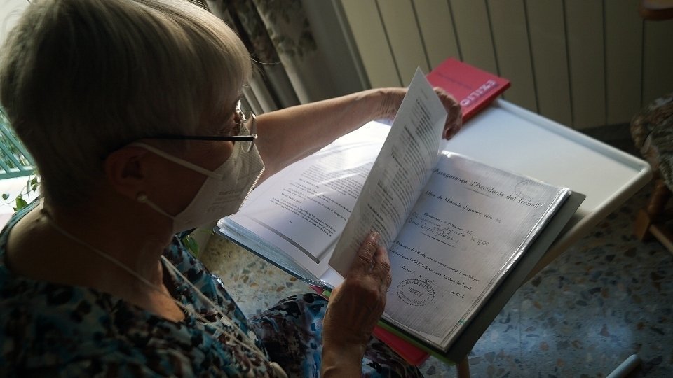 Maria Teresa Curià revisant el seu arxiu documental al voltant del seu pare. Fotografia: Cristina Mongay.