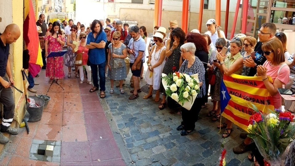 Durant la col·locacció de la llamborda stolperstein al carrer Cavallers 46, el darrer domicili d'Enric Gatius, el 29 de juny de 2019. Fotografia: Paeria de Lleida.