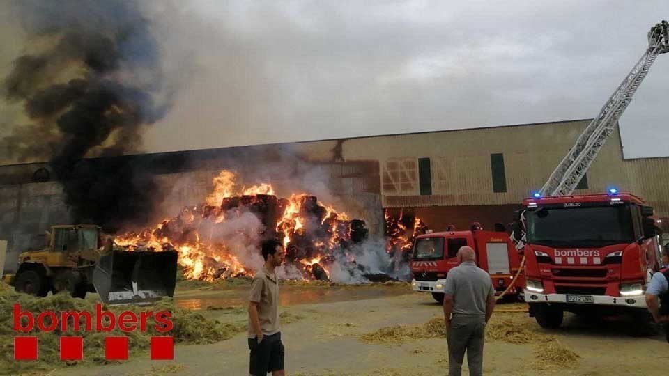 Els bombers treballen en l'extinció de l'incendi a Vallfogona de Balaguer @Bombers 2
