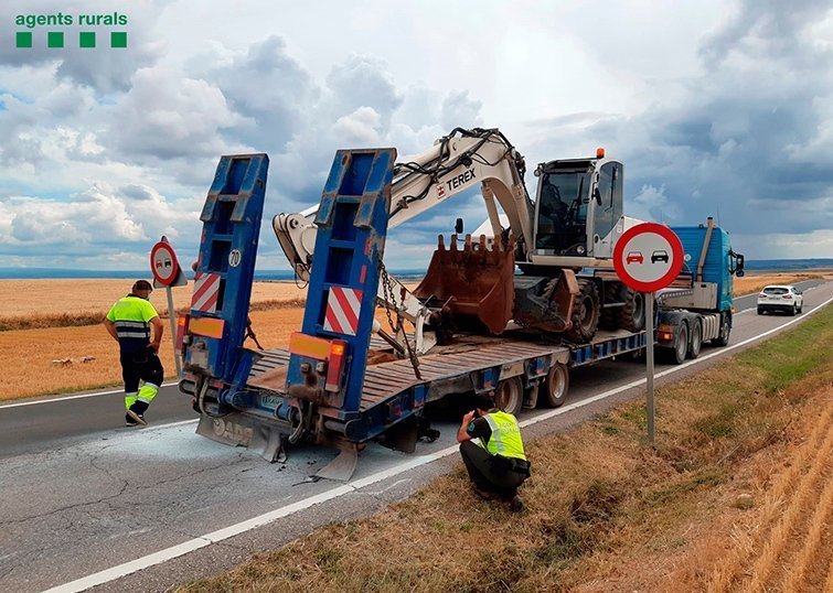 Els Agents Rurals inspeccionen la roda que va causar l'incendi  @Rurals
