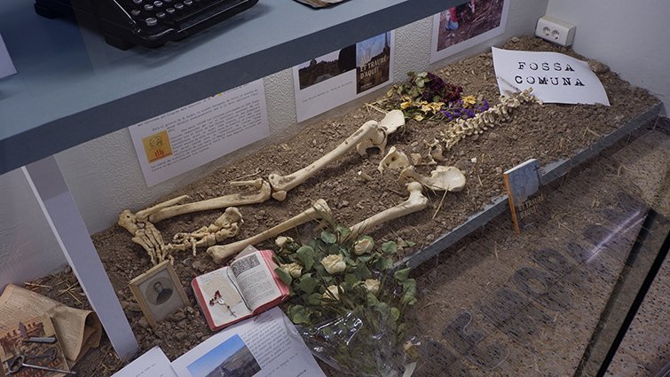 Una mostra de fosa comuna l'INS Terres de Ponent @JosepA.Pérez