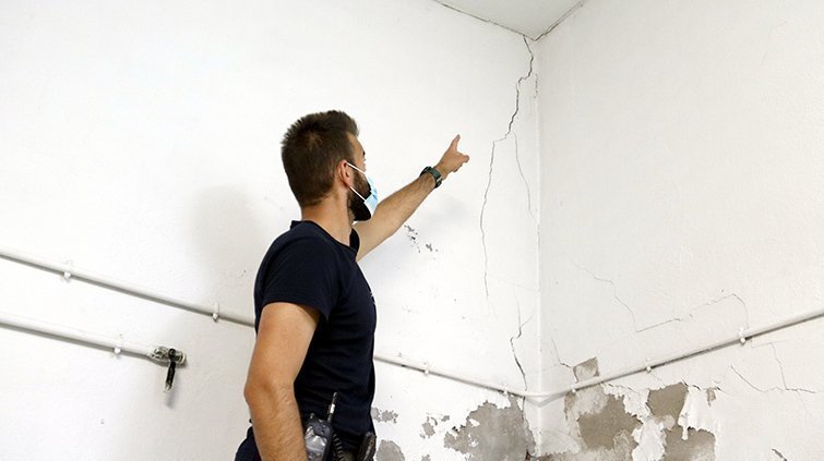 Un dels bombers del Parc de de Seròs assenyalant les esquerdes @LauraCortés