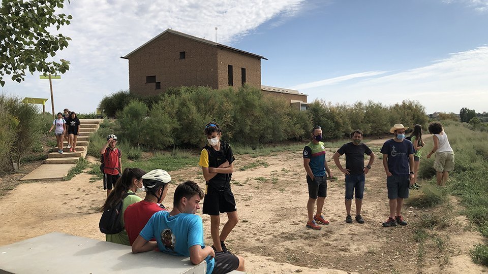 El tècnic Eduard Ribes a Cal Sinén amb el voluntaris de La Ruta Cabanera