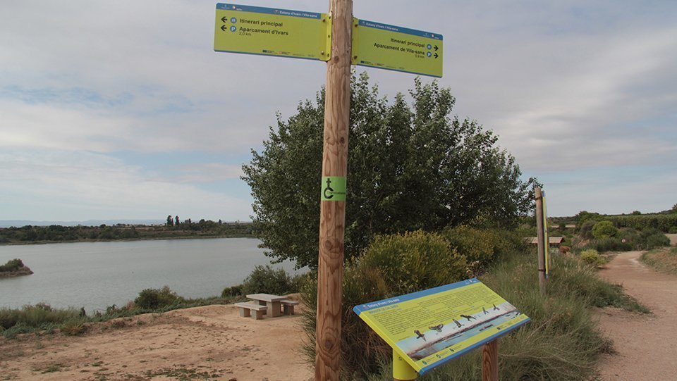 El senyal de la Ruta Transcabanera a l'Estany d'Ivars i Vila-sana