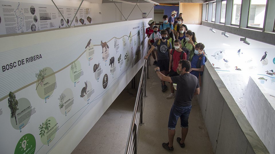 El tècnic Eduard Ribes a Cal Sinén amb el voluntaris de La Riuta Cabanera 1