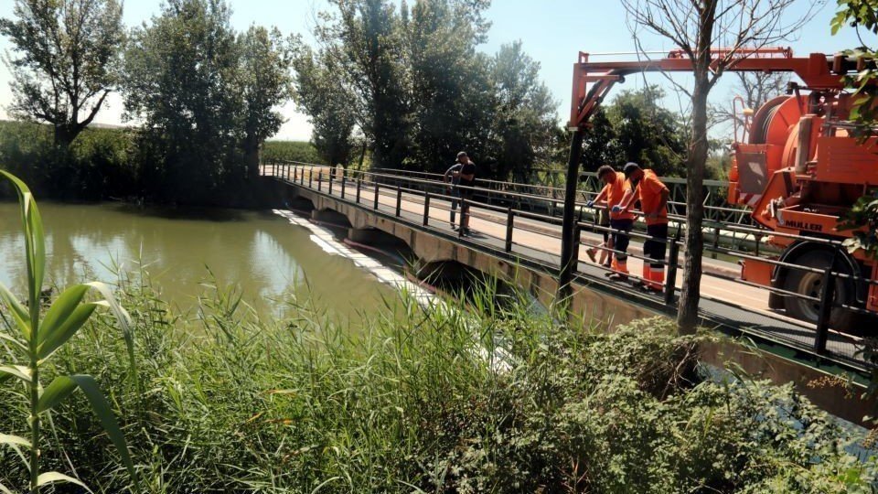 Treballs per retirar el vessament d'hidrocarburs al pantà d'Utxesa @Salvador Miret