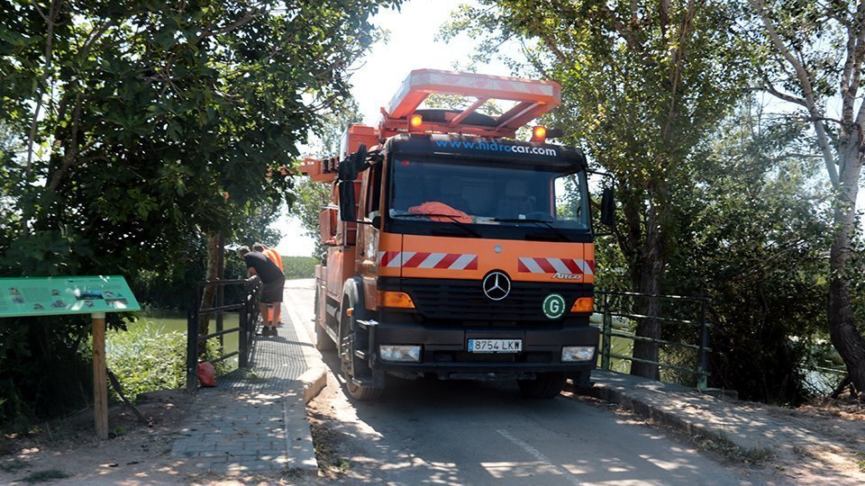 Camió bomba que retira el vessament d'hidrocarburs al pantà d'Utxesa @Salvador Miret