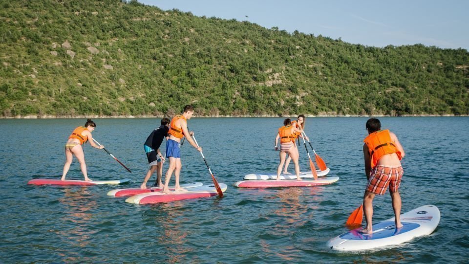 Cedida pel Consorci Segre RialbPla obert amb un grup de joves practicant una activitat aquàtica al pantà de Rialb, en una imatge d'arxiu. (Horitzontal)