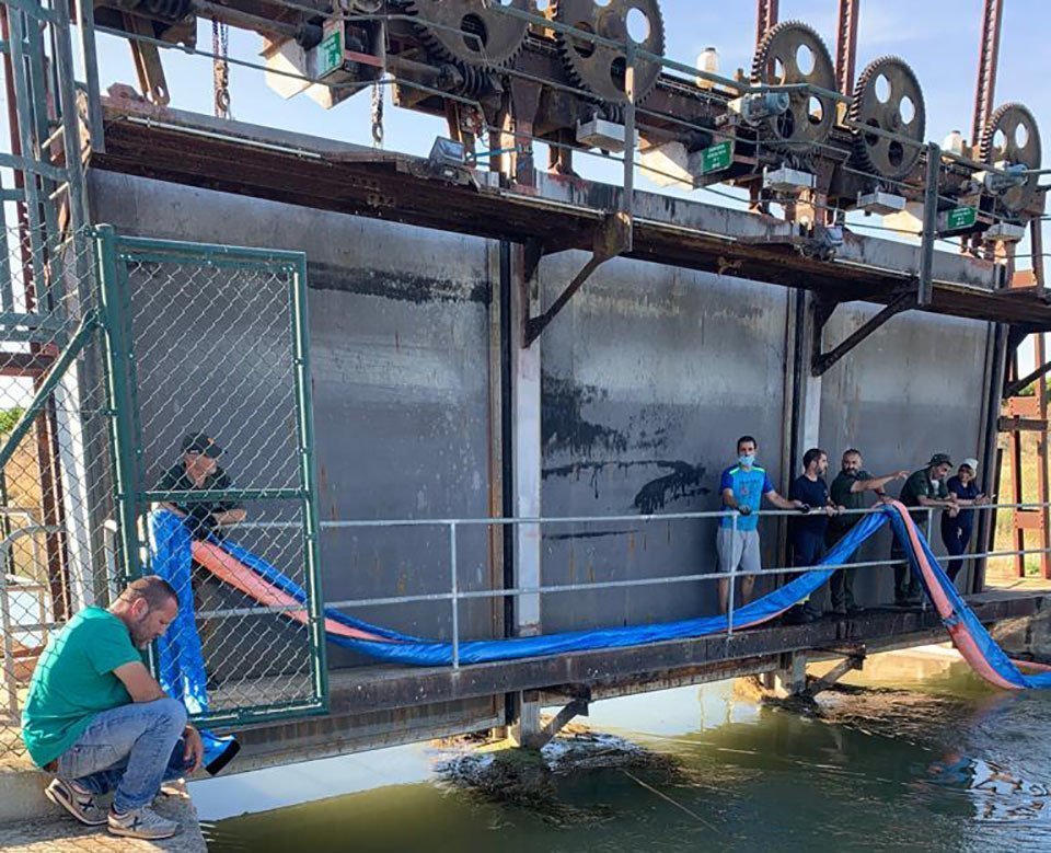 Treballs per extraure el vessament al pantà d'Utxesa @SiscoEsquerda