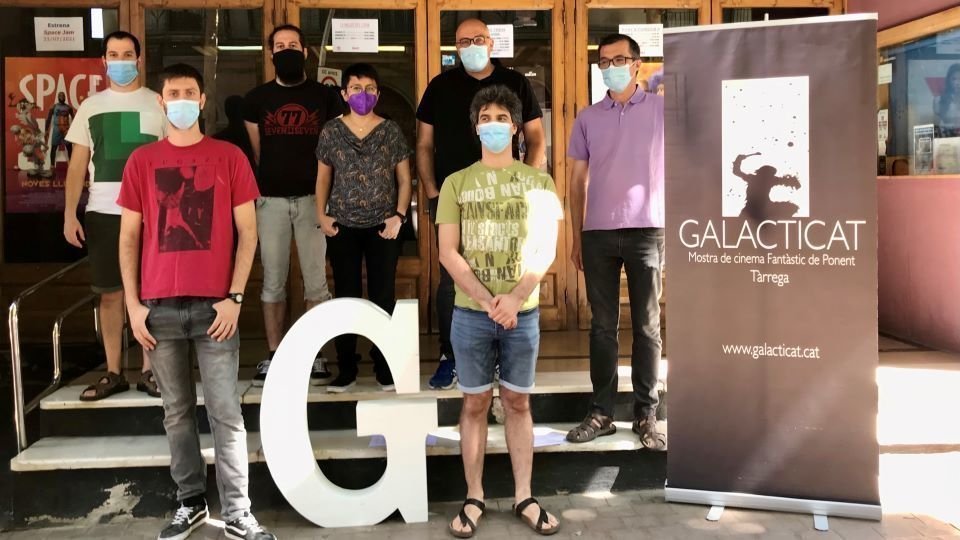 Cedida per GalacticatPla obert dels assitents a la presentació del Galacticat, amb diversos membres de la Mostra, el regidor de Cultura Ajuntament de Tàrrega i membres de l'Associació Ragnarok. Imatge del 14 de juliol de 2021. (Horitzontal) Foto en Alta