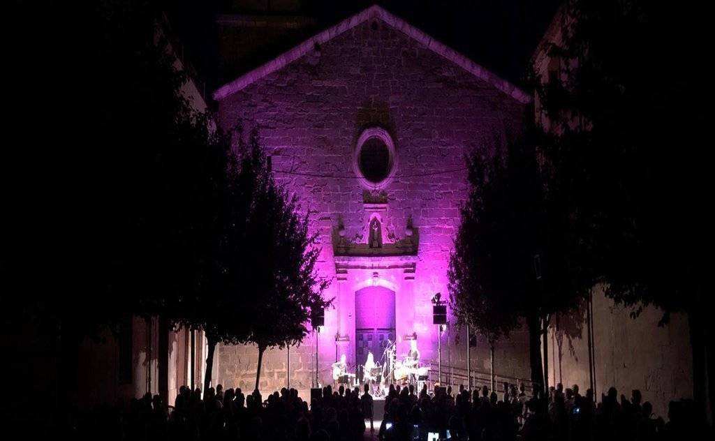 La plaça Doctor Segarra amb l'església de Sant Andreu d'Ivars d'Urgell