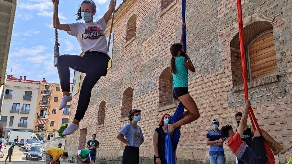 Taller de Circ per a joves, a càrrec de CircPonent, al Centre d'Art la Panera. Fotografia: Cristina Mongay.